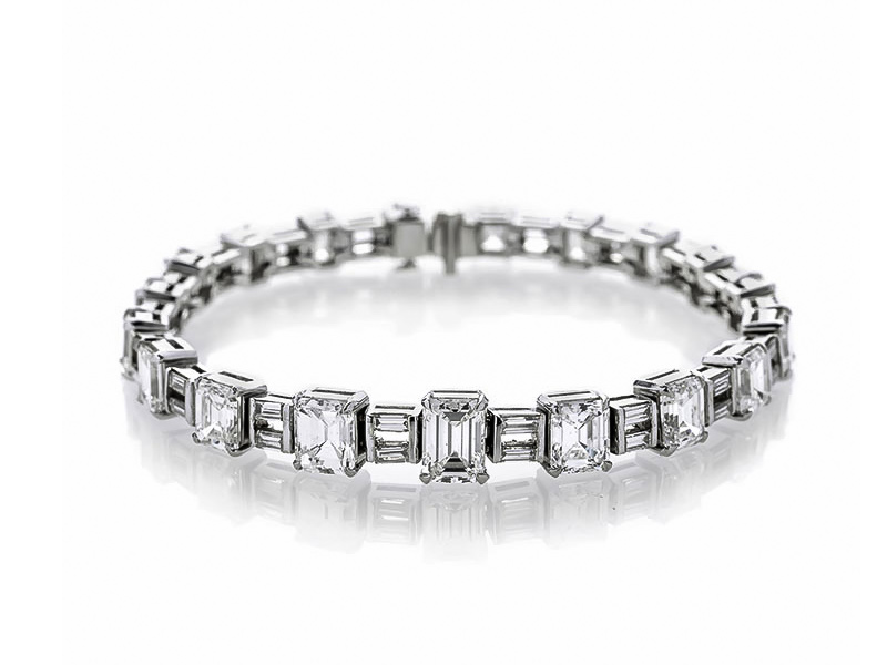 Important bracelet in white gold and emerald cut diamonds